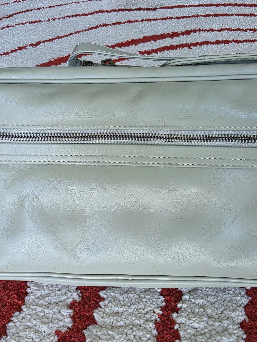 Louis Vuitton Ivory Leather Crossbody Bag - Picture 2 of 9